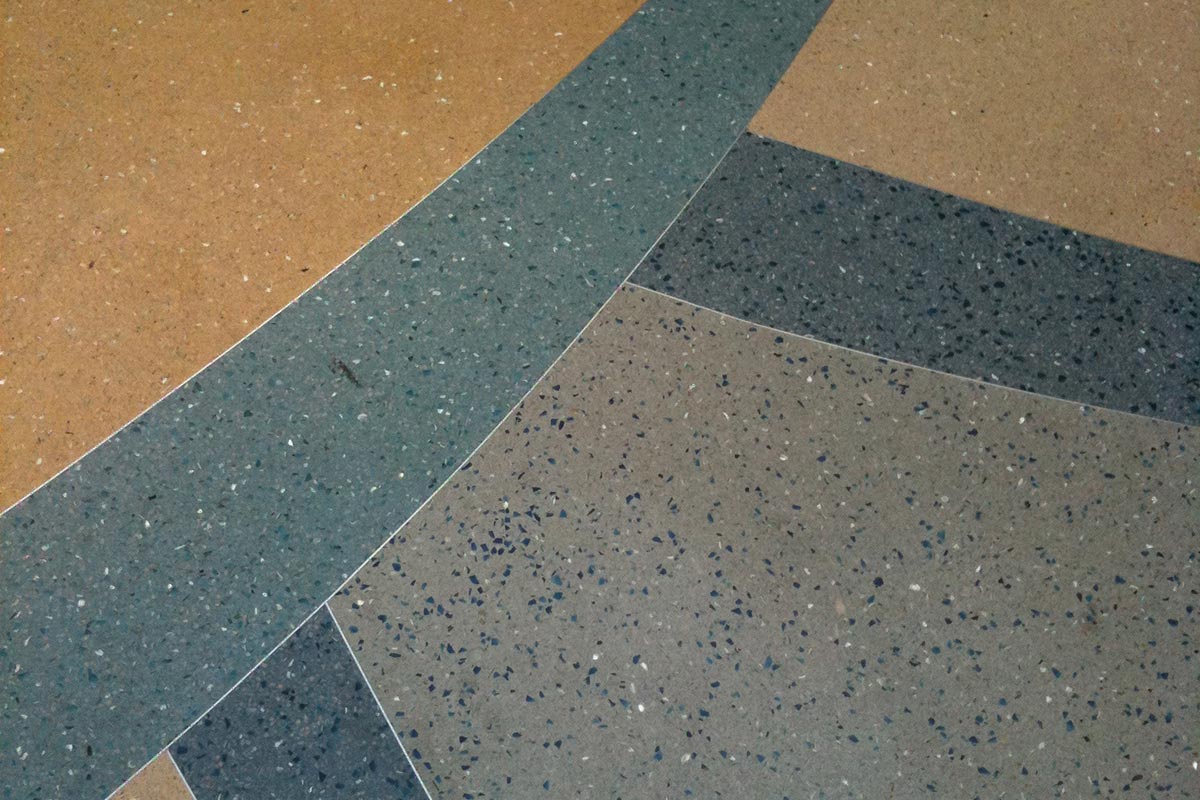 Decorative flooring with glitter