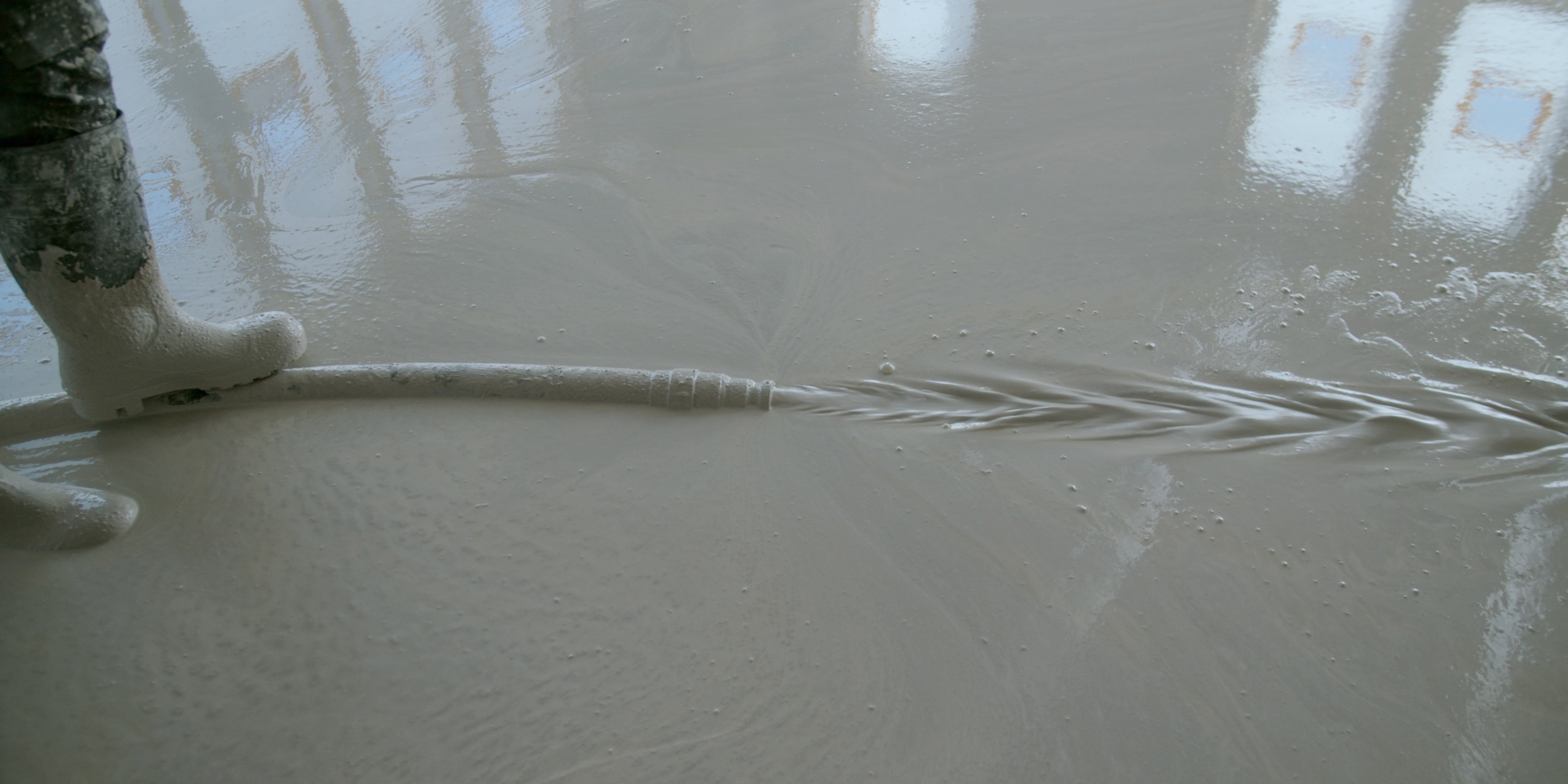 an image to show liquid flowing screed